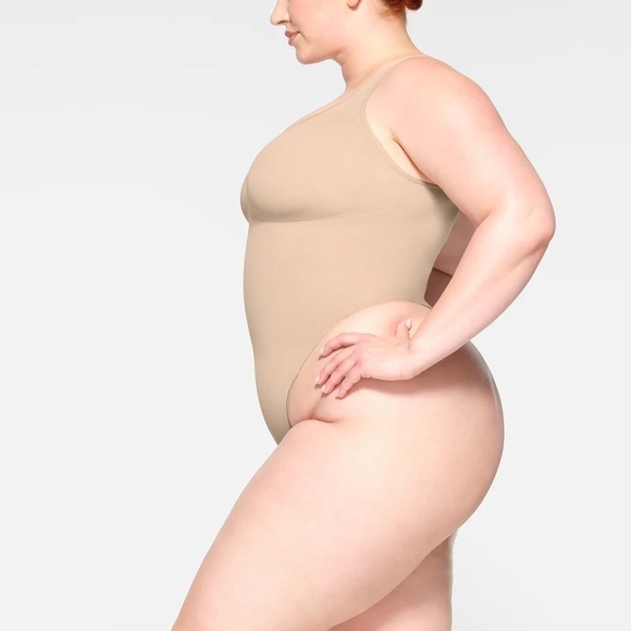 NWOT SKIMS SEAMLESS SCULPT SCOOP NECK THONG BODYSUIT M - Picture 3 of 6